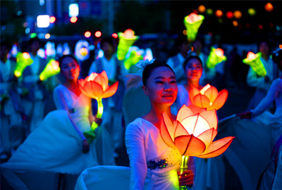เทศกาลโคมไฟดอกบัว (Lotus Lantern Festival) 